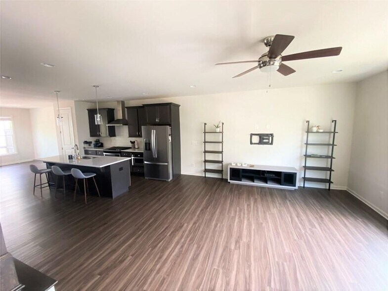 Building Photo - 757 Cady Way