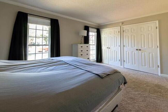 Building Photo - Harpeth Woods Home with Large Fenced in Ya...