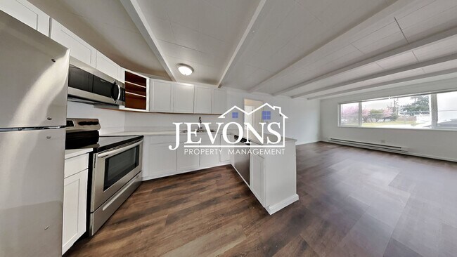 Building Photo - Cascade Village Apartments - 4815 & 4901 1...