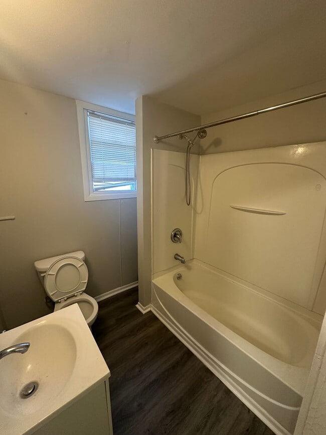 Building Photo - 3 Bed, 1 Bath Townhome