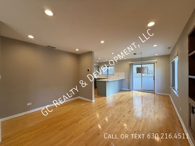 Building Photo - 220 Des Plaines Ave