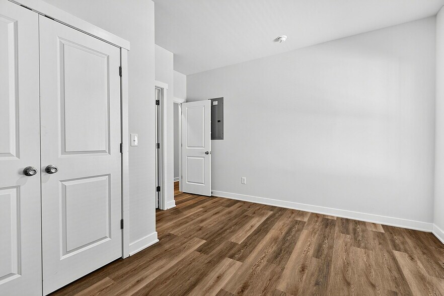 Building Photo - 3947 Rookwood Ave