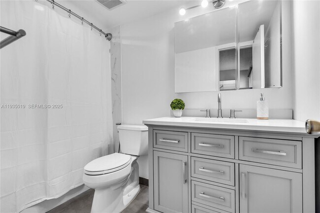 Building Photo - 341 W Park Dr