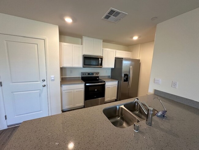 Building Photo - BRAND NEW DR HORTON GATED TOWNHOME COMMUNI...