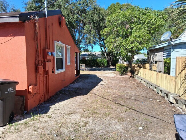 Building Photo - 522-552 52nd St