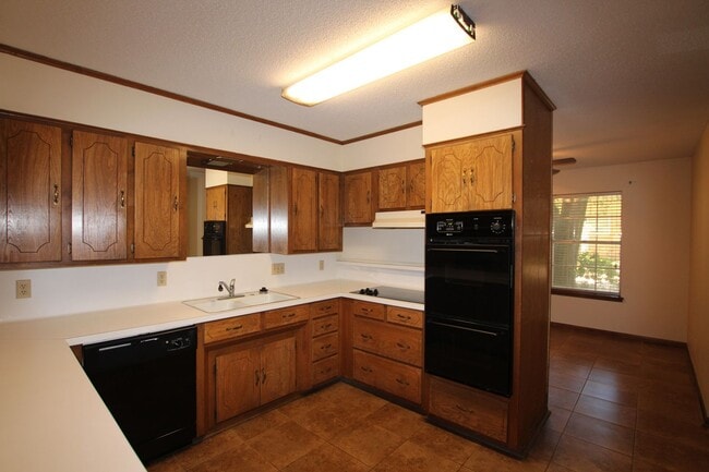 Building Photo - Beautiful 3 bedroom 2 bath home in the hea...