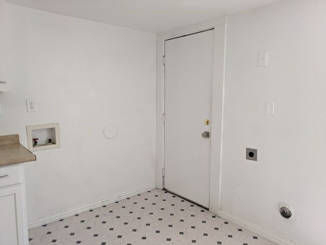 Building Photo - 411 S Bradshaw St