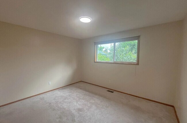 Building Photo - 15560 SE Thorville Ave