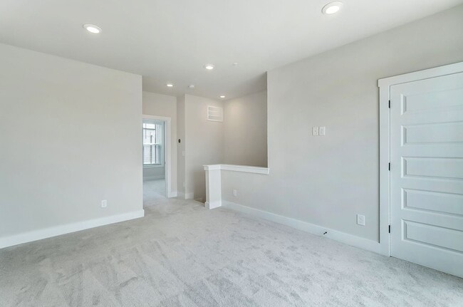 Building Photo - 3 Bedroom Townhome minutes from South End!