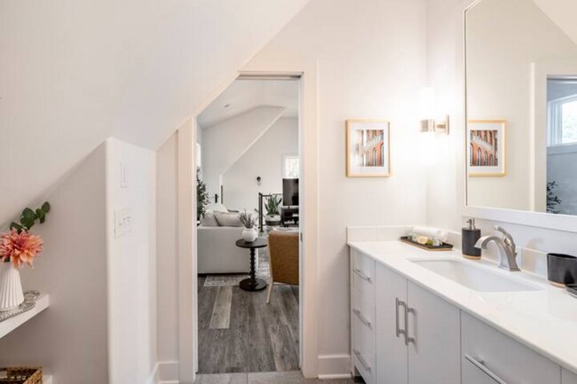 Building Photo - 2200 Grantland Ave