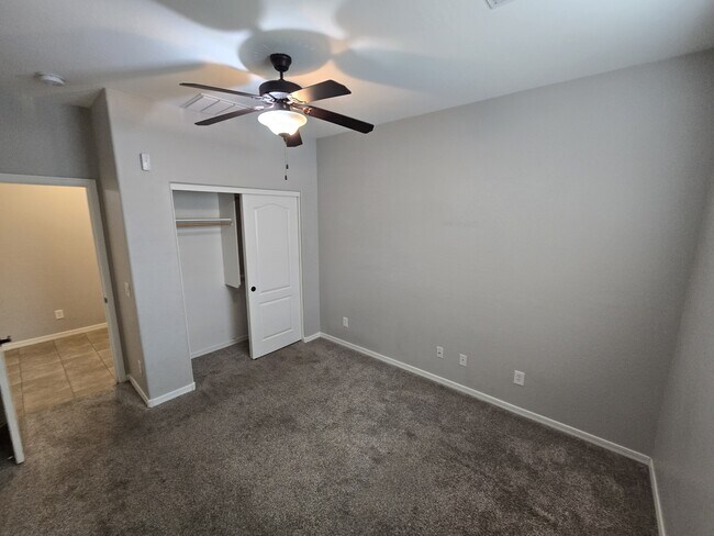 Building Photo - 950 S Wallrade Ln