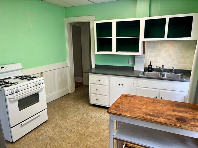 Building Photo - 237 Richard St