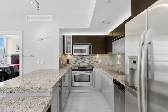 Building Photo - 950 Brickell Bay Dr