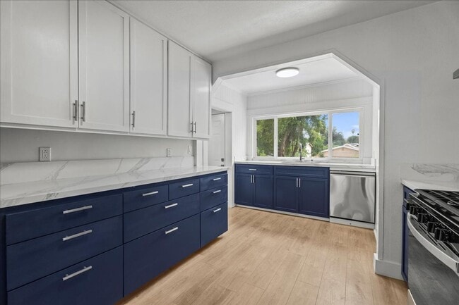 Building Photo - Fully Renovated 3 Bed 2 Bath Craftsman In ...