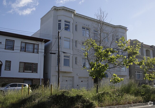 Building Photo - 456 40th St