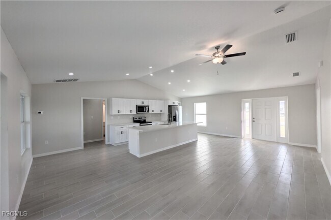 Building Photo - 707 Kismet Pkwy E