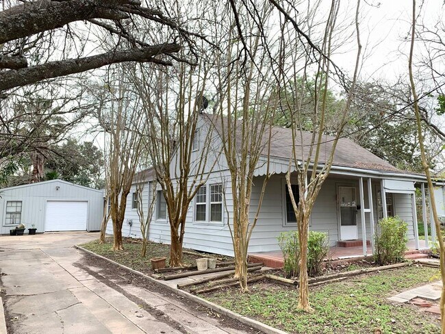 Building Photo - 1209 Avenue G