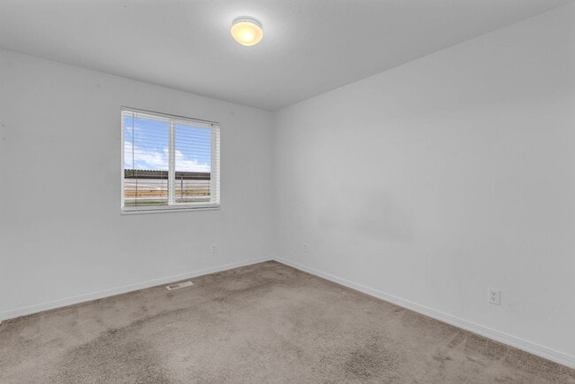 Building Photo - Main Street Kamas Condo