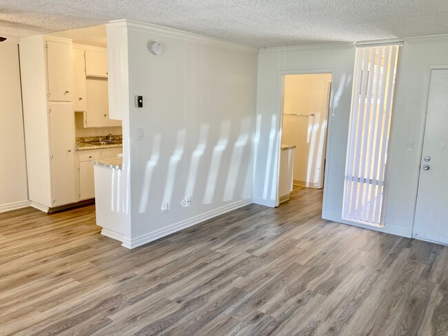 Building Photo - 1 Bed/1 Bath Pacific Beach