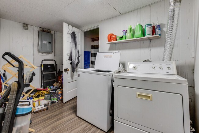 Building Photo - AVAILABLE MAY 2026 - Spacious 3 Bedroom Home w/ Non-Traditional Layout!