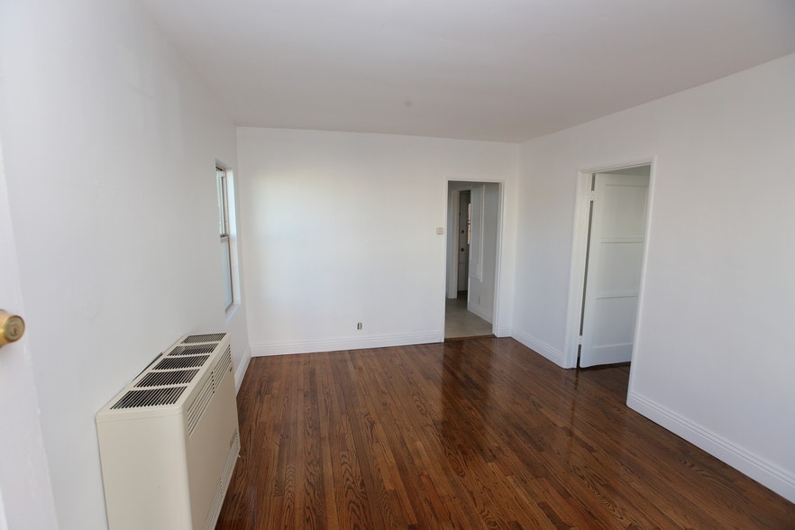 Building Photo - 734 W Beach Ave