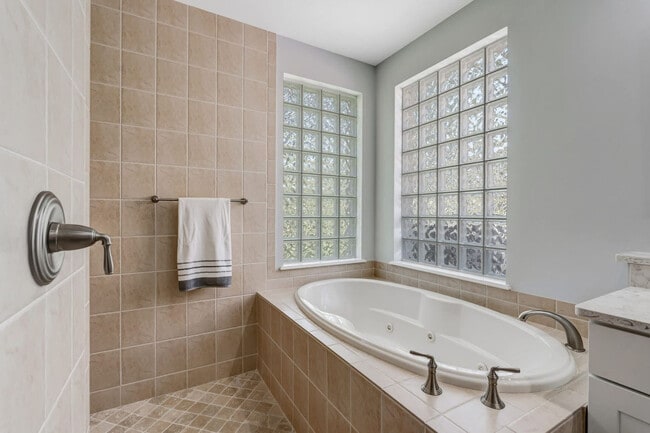 Building Photo - 2859 Tiburon Blvd E