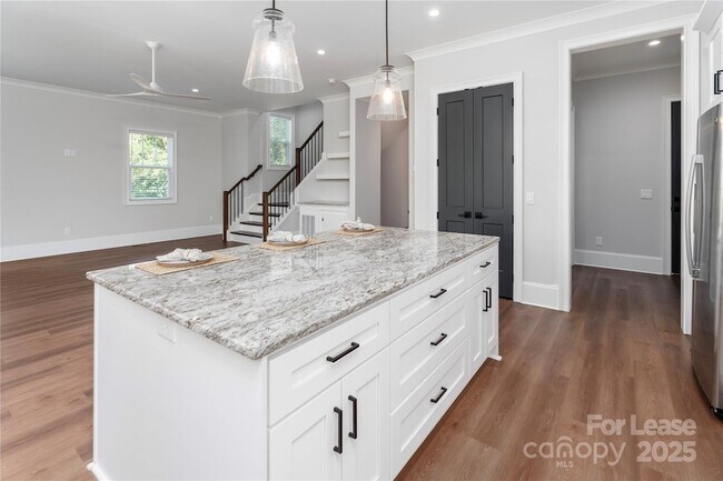 Building Photo - 805 Naples Dr