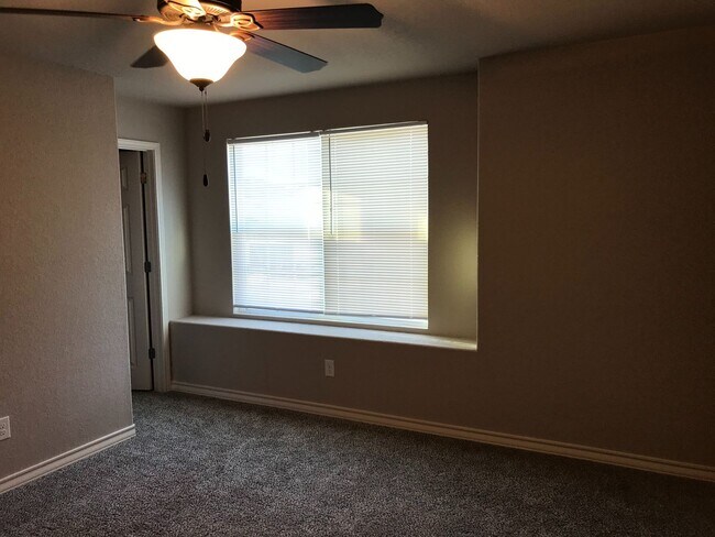 Building Photo - Townhome for rent