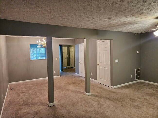 Building Photo - 3Bed 2.5 Town Home