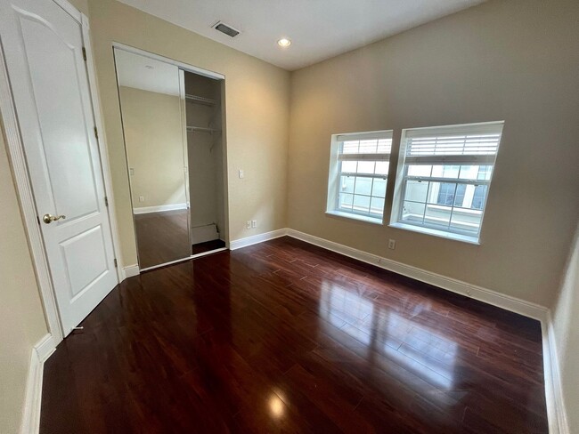 Building Photo - 3 Bed 2.5 Bath Townhouse in A+ location!