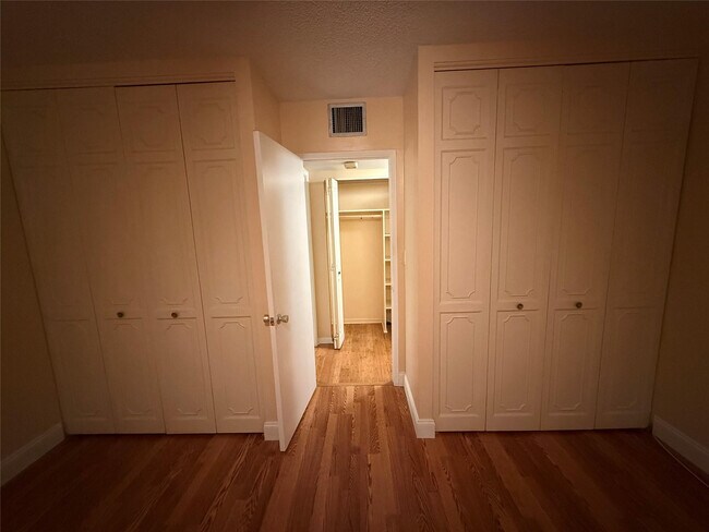 Building Photo - 3575 Brokenwoods Dr