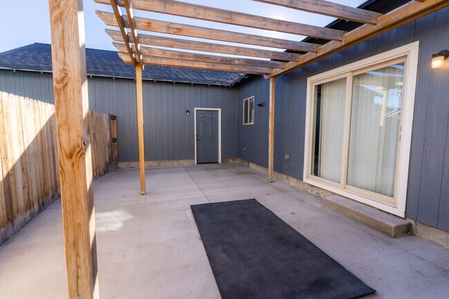 Building Photo - Single level renovated home close to the O...