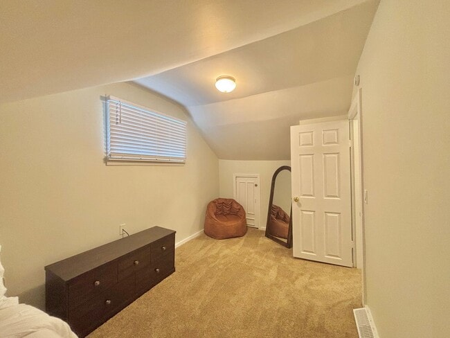 Building Photo - Furnished 2bd | Free internet 1 year!