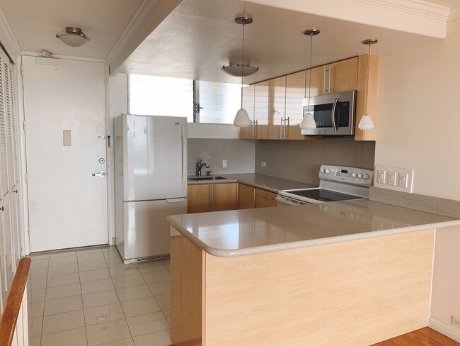 Building Photo - Ala Wai Plaza Skyrise Updated Unit!