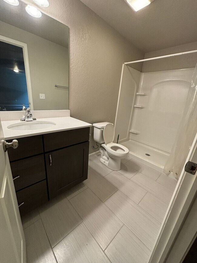 Building Photo - 3 bedroom 3.5 bathroom for Rent!