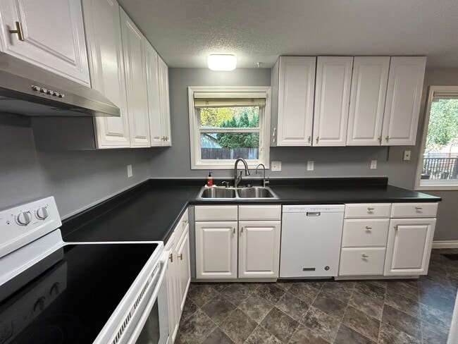 Building Photo - 4 Bedroom 2 bath Home on Quiet Street with...