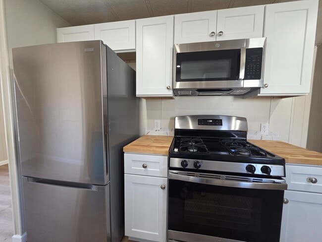 Building Photo - Fully Remodeled 2 bed/2 bath on 2 lots and Huge detached Garage!