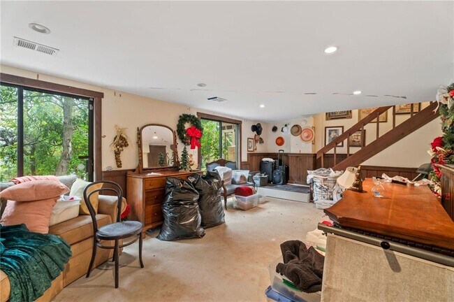 Building Photo - 4040 Summit Dr