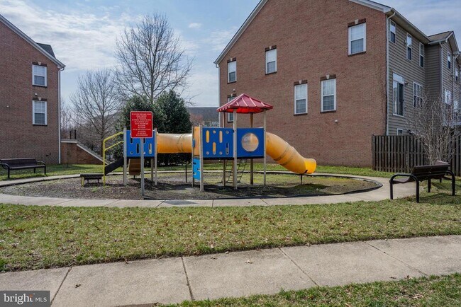 Building Photo - 735 Parev Way