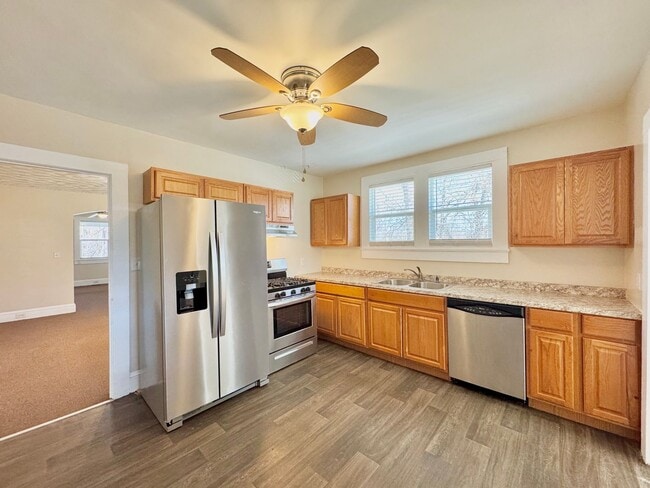 Building Photo - Adorable South Hill Charmer Waiting for YOU!