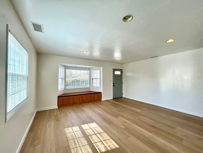 Building Photo - Beautifully remodeled 3 Bed, 2 Bath in the highly desirable neighborhood of Clairemont!!
