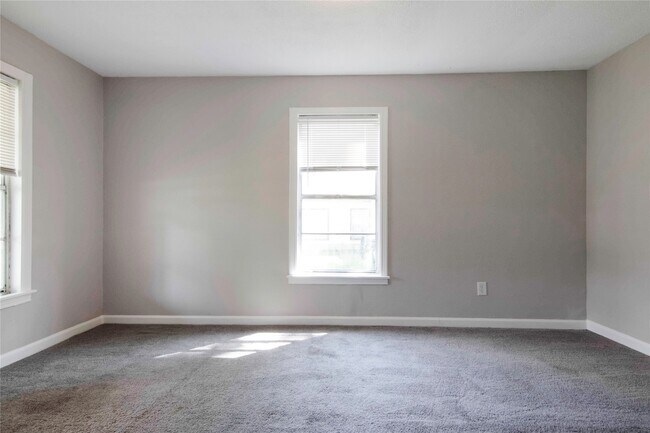 Building Photo - 504 Billington St