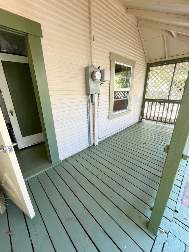Building Photo - MOVE IN READY!! 2 BEDROOM 1 BATH W/OFFICES