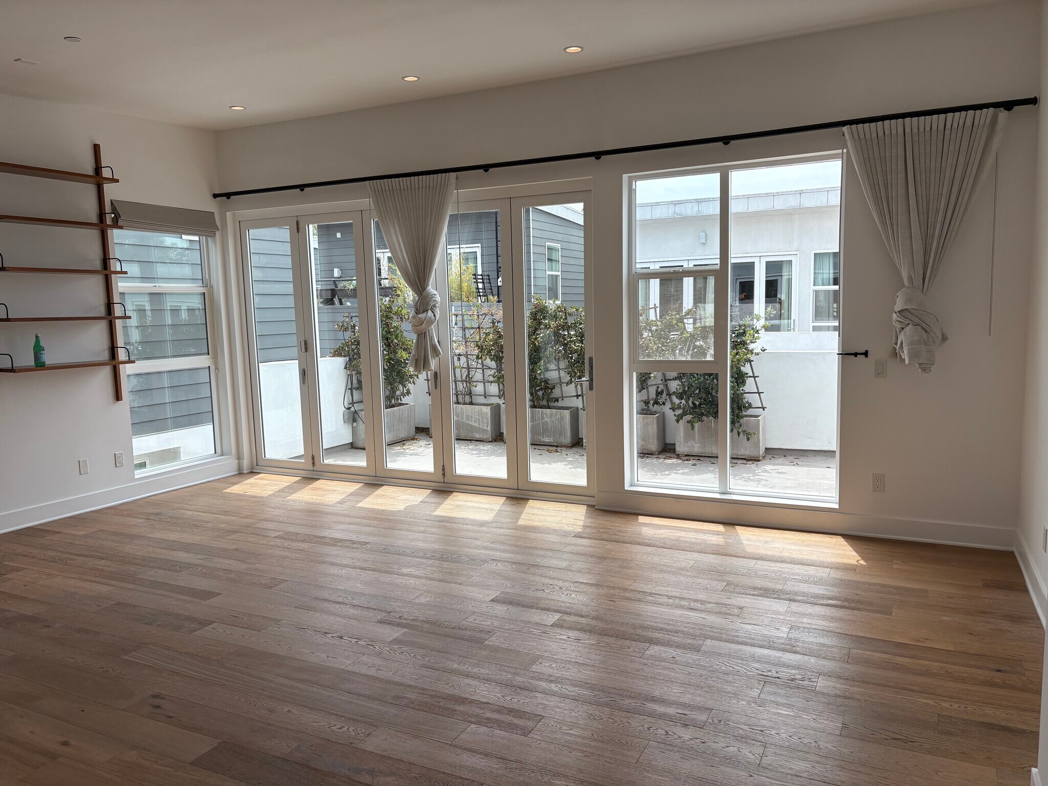 Building Photo - 857 1/2 Hyperion Ave