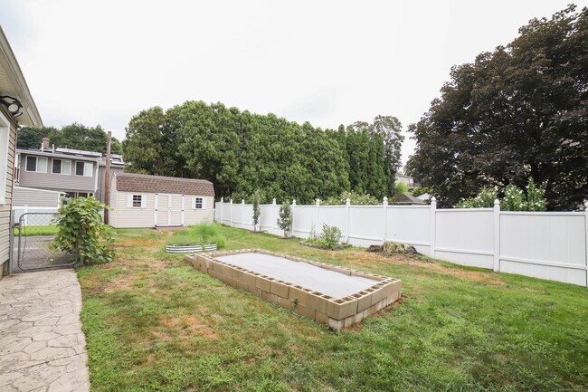 Building Photo - 56 N Spring St