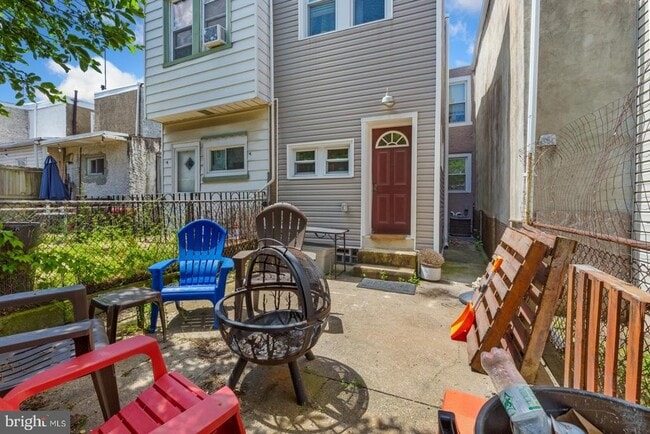 Building Photo - 2147 E Hagert St