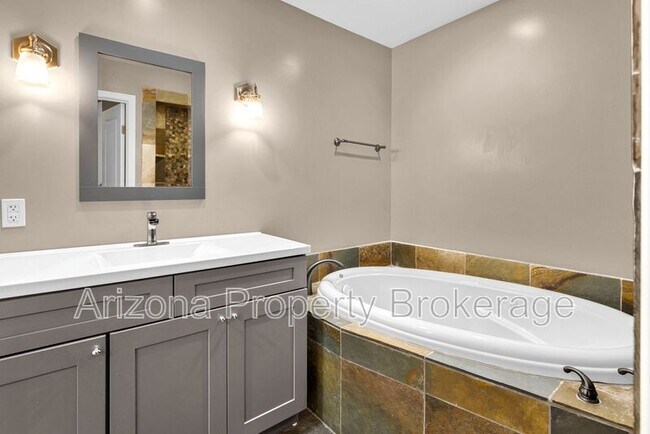 Building Photo - 5610 W Grovers Ave