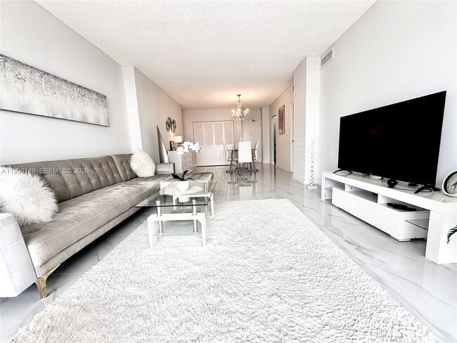 Building Photo - 500 Bayview Dr