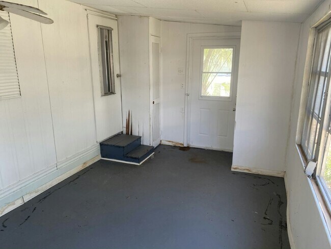 Building Photo - 5 Crest Ave