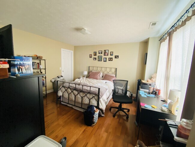 Building Photo - 521 E 1st St